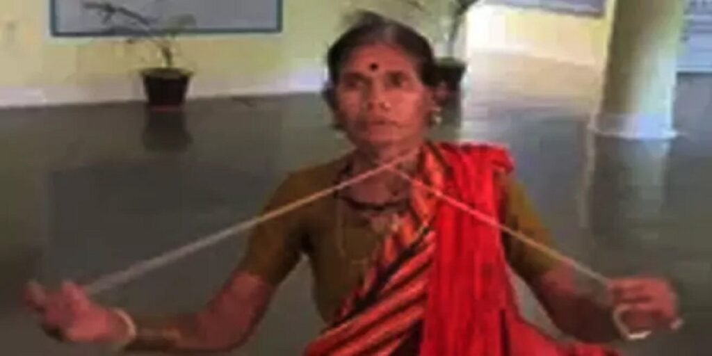 CG: गले में रस्सी फंसाकर कलेक्टर के पास पहुंची महिला, मचा हड़कंप