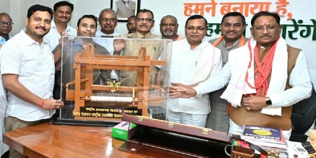 सीएम साय से बुनकर समाज के प्रतिनिधिमंडल ने की सौजन्य मुलाकात, मुख्यमंत्री ने कहा- प्रदेश में बुनकरों के सम्मान, समृद्धि और सशक्तिकरण के लिए किए जा रहे हैं विशेष प्रयास …