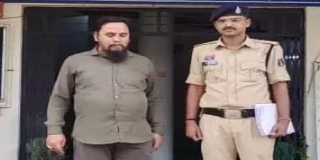 बुजुर्ग भेज रहा था व्हाट्सएप में पोर्न वीडियो, अरेस्ट