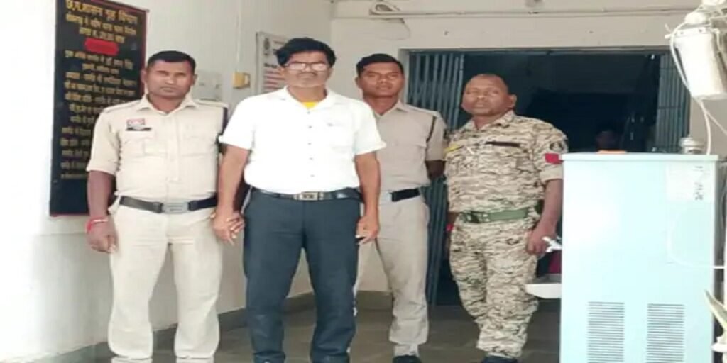 CG: दूसरी क्लास की छात्रा को पैर टूटते तक पीटा, प्रधानपाठक गिरफ्तार