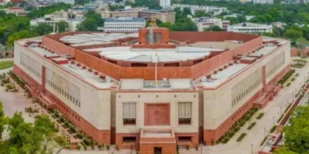 NEW DELHI: संसद की सुरक्षा में बड़ी सेंध, पेड़ पर चढ़ा शख्स, दीवार फांदा और घुस गया अंदर