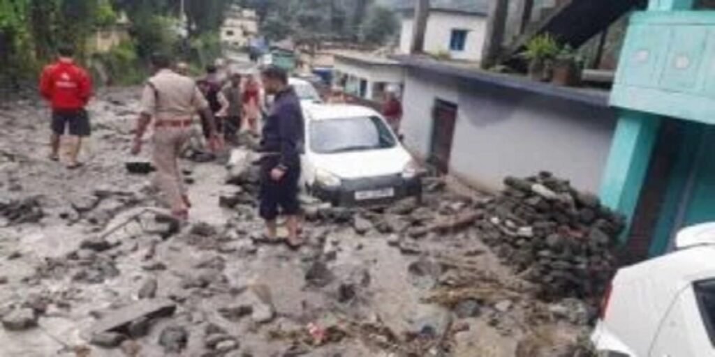 उत्तराखंड के चमोली में फिर मची तबाही, बादल फटने से आया सैलाब, मलबे में दबे घर, मचा है त्राहिमाम