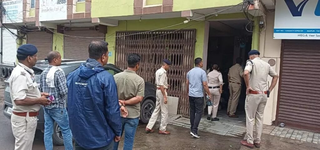 CG: सुबह 5 बजे कबीर नगर क्षेत्र में रायपुर पुलिस की 100 सदस्यीय पुलिस टीम की छापेमारी