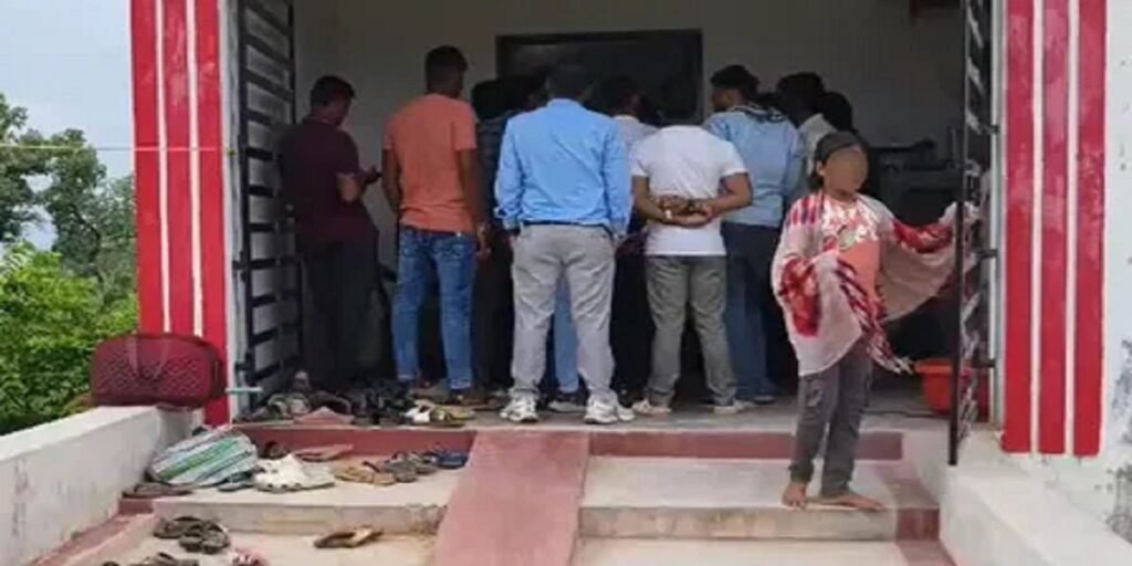 CG: संडे प्रेयर के नाम पर चल रहा था धर्मांतरण का खेल! विहिप-बजरंग दल ने मचाया हंगामा, पास्टर को पूछताछ के लिए थाने ले गई पुलिस…