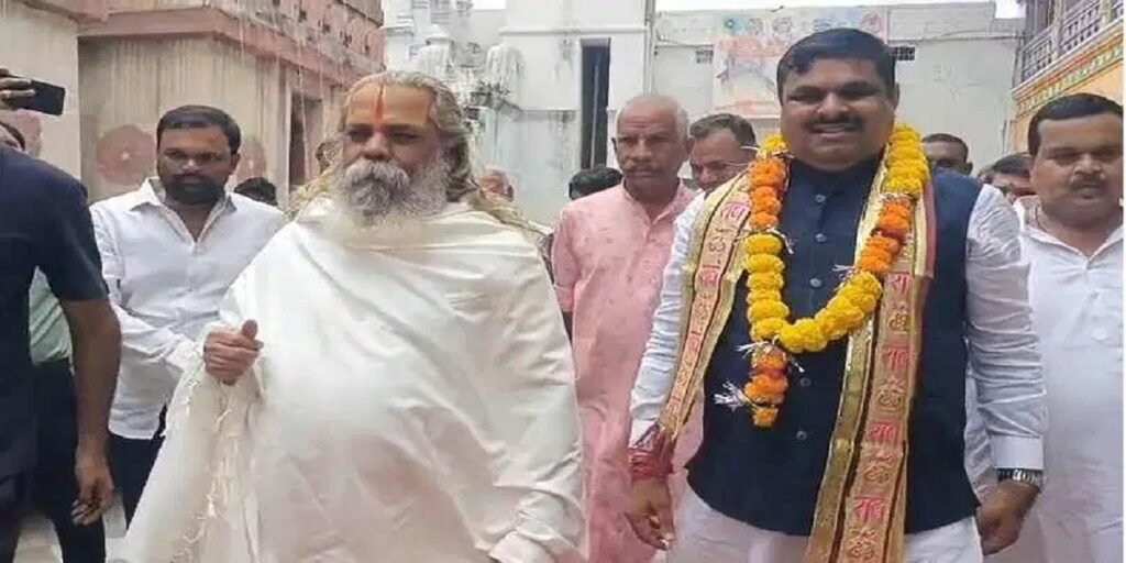 CG: शिक्षा मंत्री गजेंद्र यादव ने संभाला कार्यभार, कार्यलय से पहले दूधाधारी मंदिर में की पूजा-अर्चना, महंत से राम सुंदर दास से लिया आशीर्वाद…