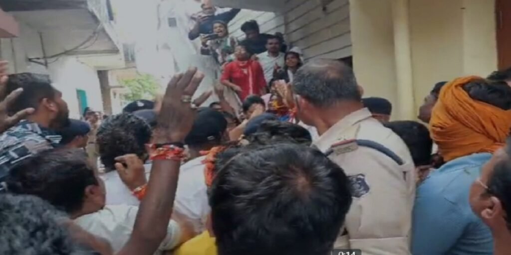 CG : कुकुरबेडा में फोर्स तैनात, धर्मांतरण की खबर पर रायपुर पुलिस अलर्ट