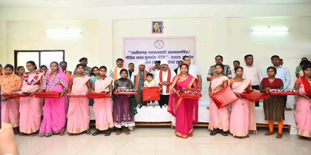 CG NEWS : नारायणपुर में उपमुख्यमंत्री विजय शर्मा और मंत्री केदार कश्यप ने आत्मसमर्पित नक्सलियों से किया संवाद
