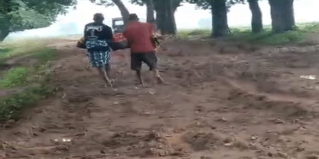 CG: तेज बुखार से तड़प रही थी महिला, कीचड़ भरी सड़क के चलते नहीं आई एम्बुलेंस