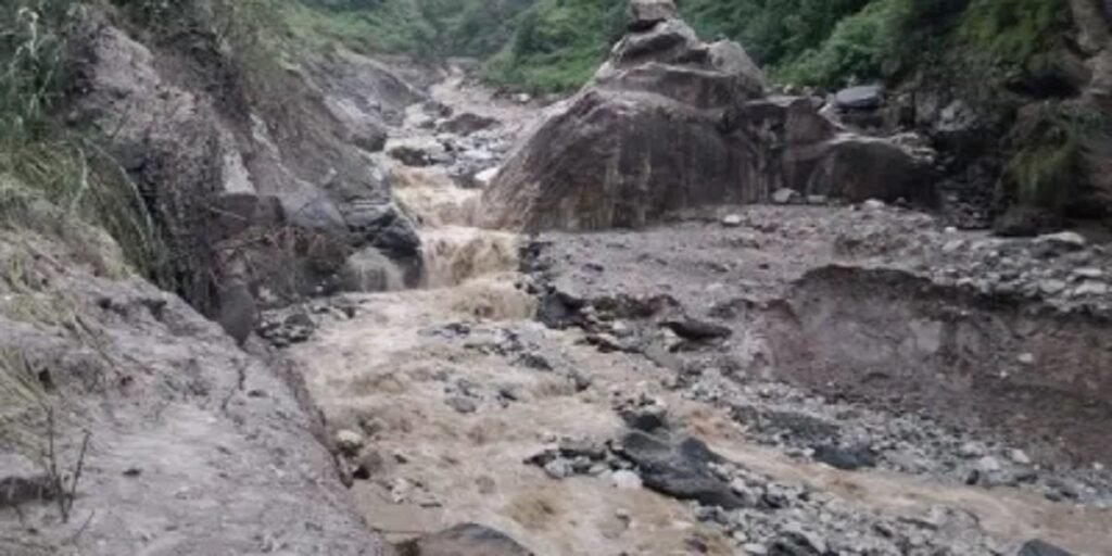 Shimla Cloud Burst: शिमला के रामपुर के शांदल में बादल फटा और नाले में आई बाढ़, आधी रात को लोगों में मची अफरा-तफरी