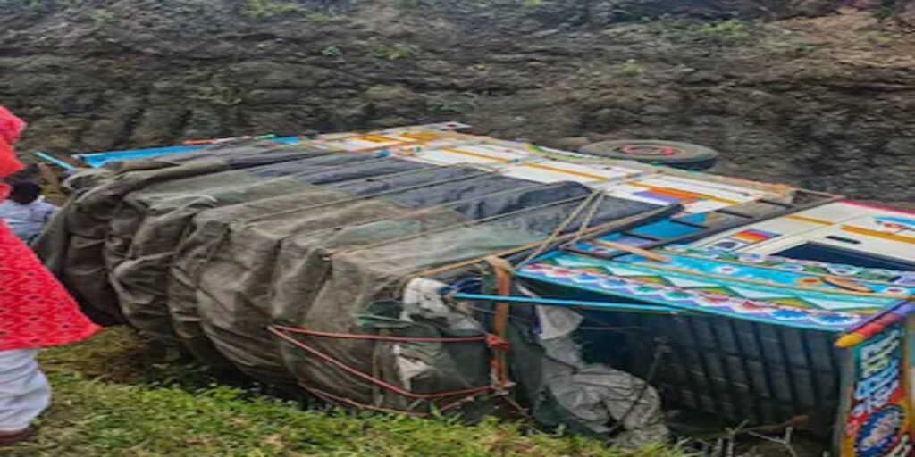Accident : पिकअप वैन के खाई में गिरने से 10 लोगों की मौत, 30 अन्य घायल; पीएम मोदी ने जताया दुख