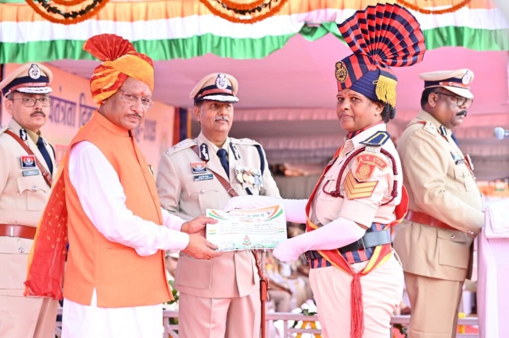 स्वतंत्रता दिवस समारोह: मुख्यमंत्री ने 35 पुलिस अधिकारियों एवं जवानों को पुलिस पदकों से किया सम्मानित.