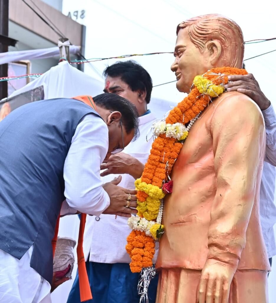 भारतरत्न श्रद्धेय स्वर्गीय अटल बिहारी वाजपेयी की पुण्यतिथि पर आयोजित पुष्पांजलि कार्यक्रम में शामिल हुए मुख्यमंत्री श्री साय