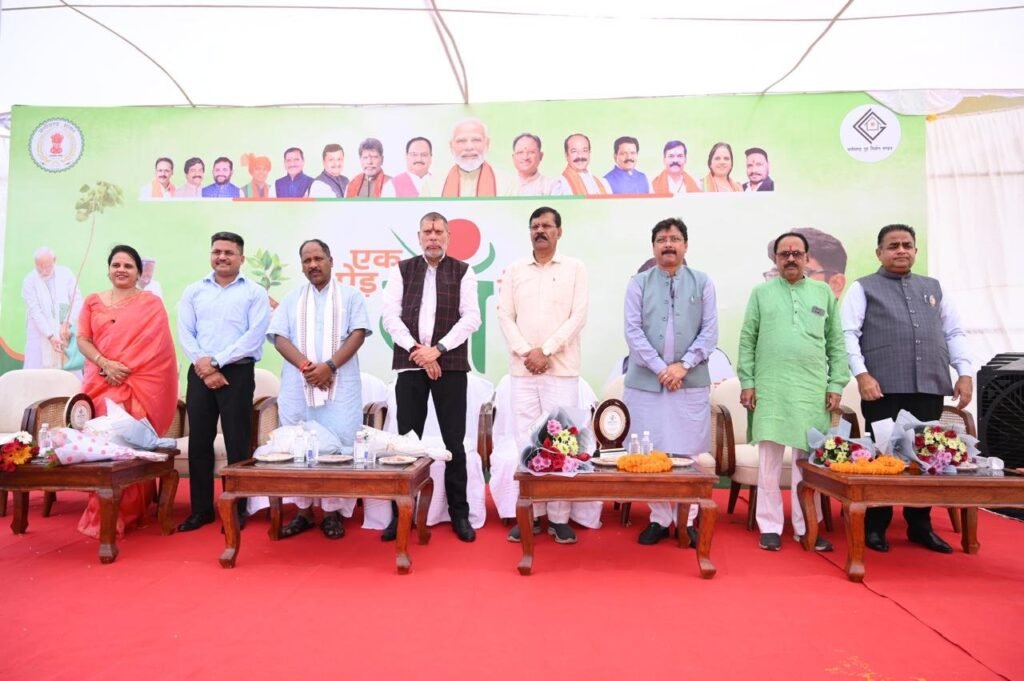 छत्तीसगढ़ गृह निर्माण मण्डल द्वारा निर्मित व्यावसायिक परिसर फेस-2 डुमरतराई रायपुर में ‘‘एक पेड़ माॅ के नाम’’के अंतर्गत वृहद वृक्षा-रोपण कार्यक्रम संपन्न