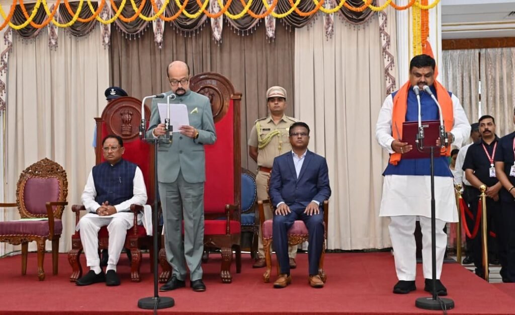 राज्यपाल श्री डेका ने दिलाई मंत्रियों को शपथ….