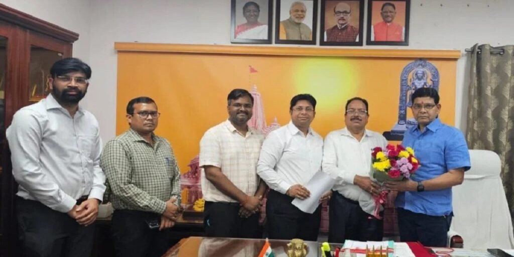 CG Breaking News : राजस्व मंत्री के आश्वासन के बाद तहसीलदारों-नायाब तहसीलदारों की अनिश्चितकालीन हड़ताल स्थगित, इन 17 सूत्रीय मांगों को लेकर कर रहे थे आंदोलन