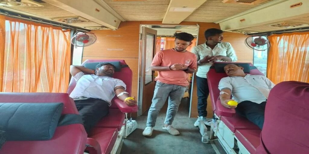 तहसीलदारों का अनोखा प्रदर्शन : रक्तदान कर सरकार से की अपील, 17 सूत्रीय मांगों को लेकर हैं आंदोलनरत