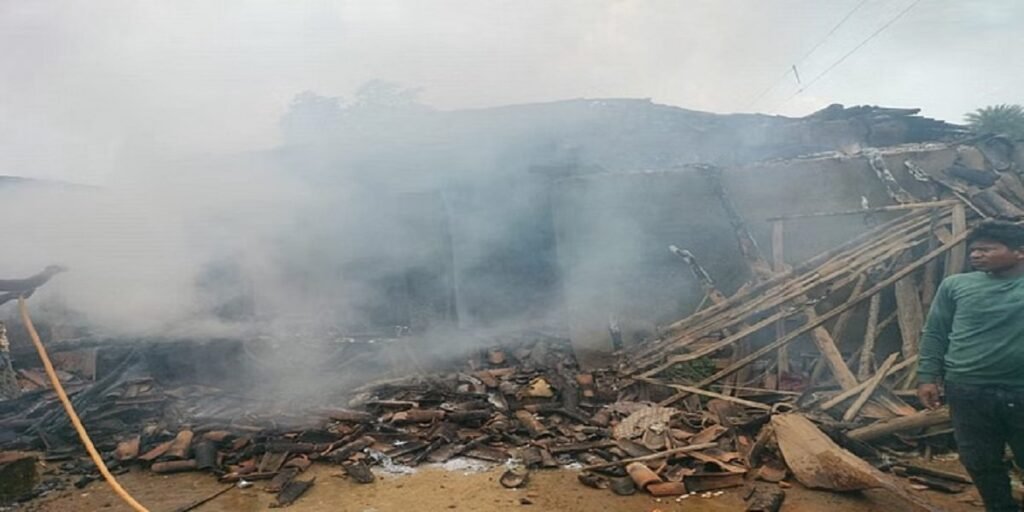 नशे में तांडव: प्याज न मिलने से बौखलाए युवक ने अपने ही दो घरों में लगाई आग, इलाके में हड़कंप