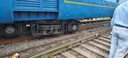 रायपुर: मालगाड़ी के पटरी से उतरने से ट्रेन सेवाएं बाधित, यात्रियों को हो रही परेशानी