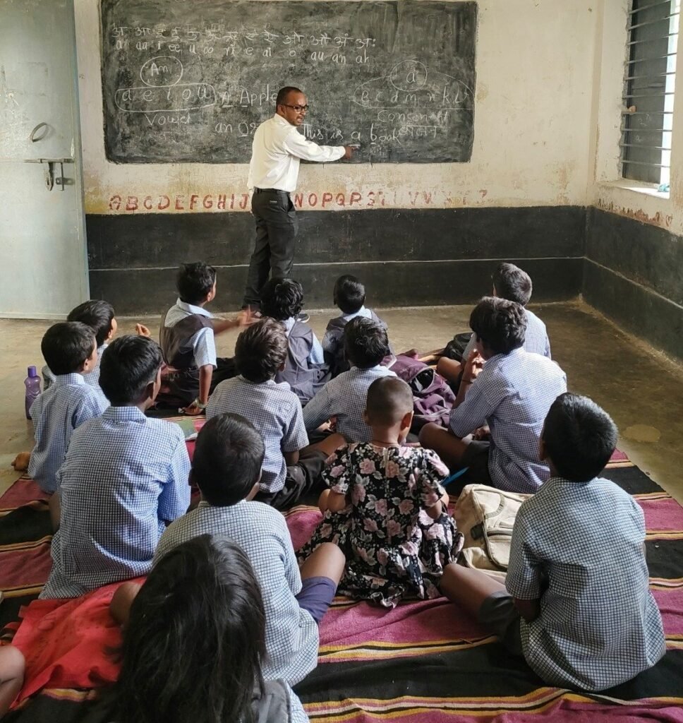 युक्तियुक्तकरण नीति से प्रदेश के दूरस्थ अंचलों में शिक्षा की नई रोशनी  शिक्षक विहीन विद्यालयों को मिले शिक्षक, बच्चों को मिल रही नियमित और गुणवत्तापूर्ण पढ़ाई.