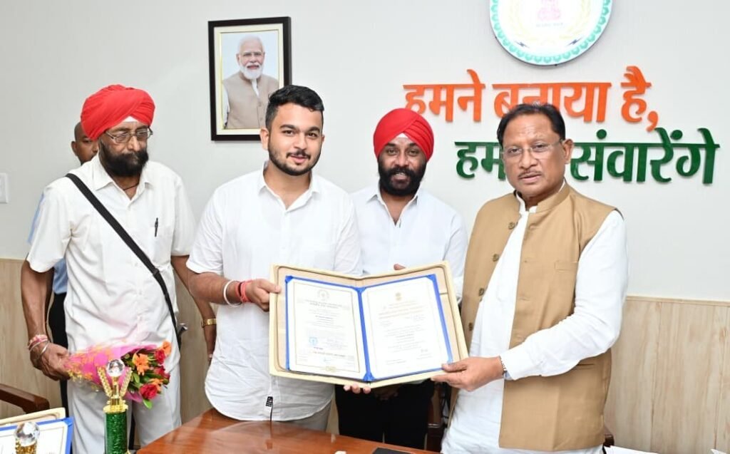 मुख्यमंत्री श्री विष्णु देव साय से राष्ट्रपति सम्मान से सम्मानित देवाशीष और मनतृप्त कौर ने की सौजन्य मुलाकात.